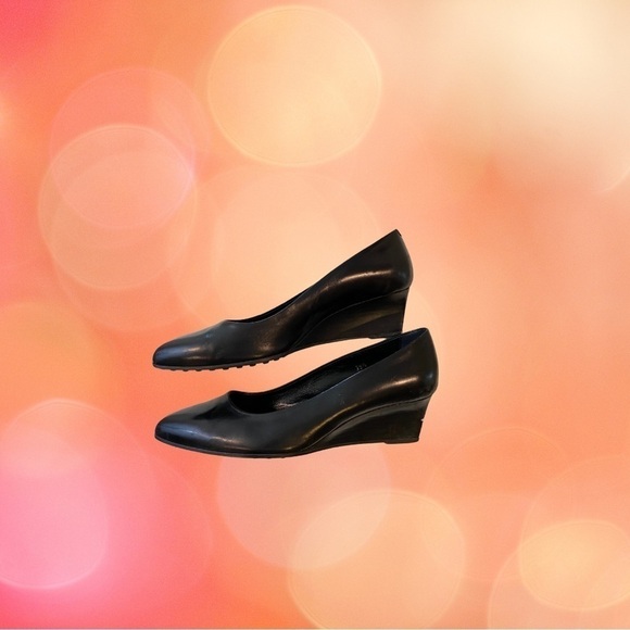 TOD’s Black Low Wedge Shoe EUC (38.5 Italian Sizing) - Picture 2 of 7